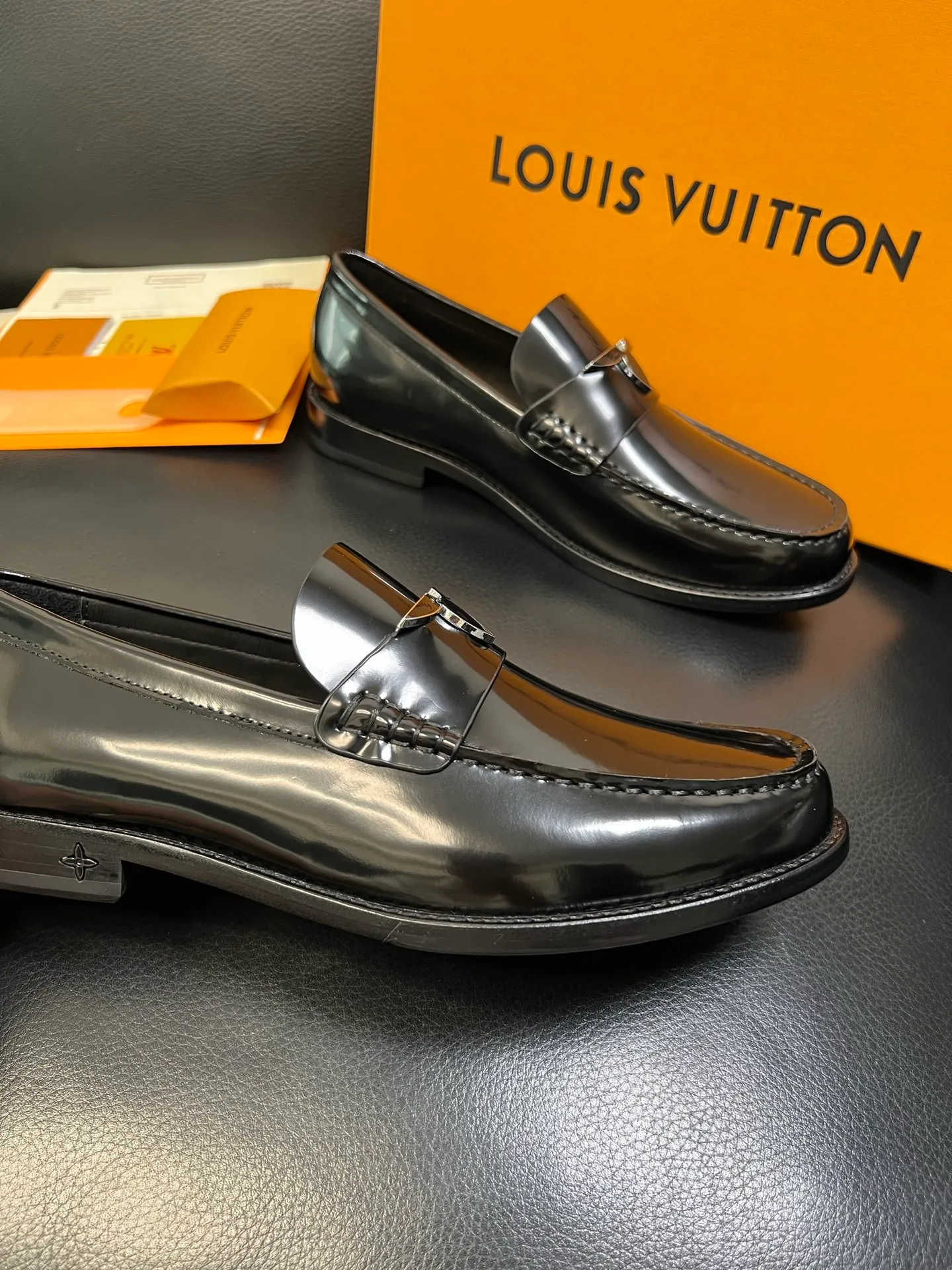 Men's shoes 💰920 Lv high quality top crafts Louis Vuitton leather shoes counter synchronized with original factory configuration, uppers imported from Italy, imported water-dyed cowhide lining, soles: original genuine leather soles specially provided by the original factory, original factory and single goods, welcome to compare, code number 39-44 (customized 38 45 46)